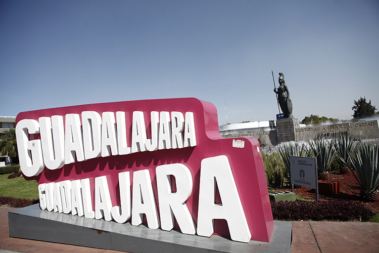 A TENER EN CUENTA. A la escultura la acompaña el lema “Justicia, sabiduría y fortaleza custodian a esta leal ciudad”. (Fotos: Alfonso Hernández y Humberto Muñiz)